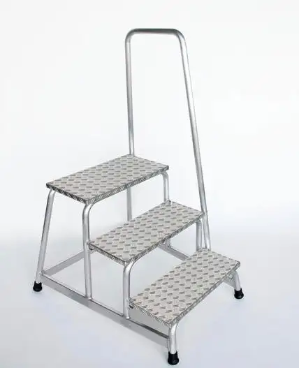 Piattaforma da lavoro in all., con corrimano, fissa, 3 gradini, con piedini in plastica antiscivolo