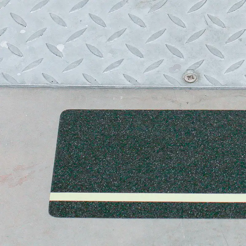 Strato antiscivolo m2™, strato multifunzione, nero, fosforescente, striscia 150 x 610 mm