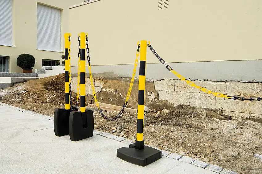 Supp. segnaletico p. catene, ribaltab., con 2 occhielli, base 280x280 mm, alto 900mm nero/giallo