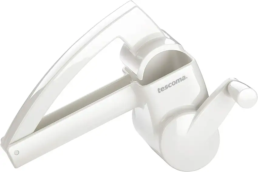 Grattugia a manovella. Corpo in plastica resistente con lame in acciaio inox. 17x13 cm - altezza 9 cm.